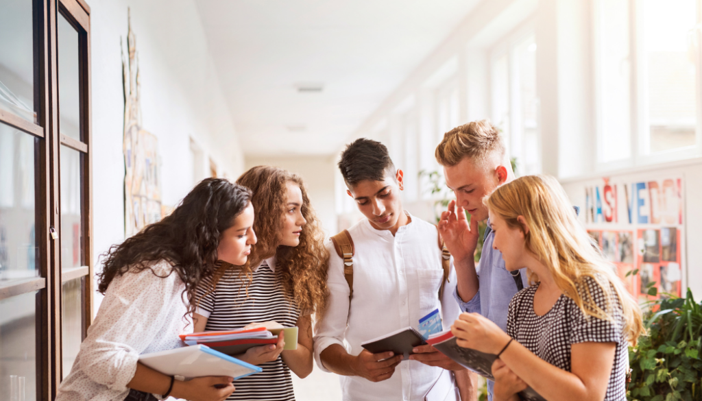 Des adolescents qui discutent dans les couloirs au lycée
