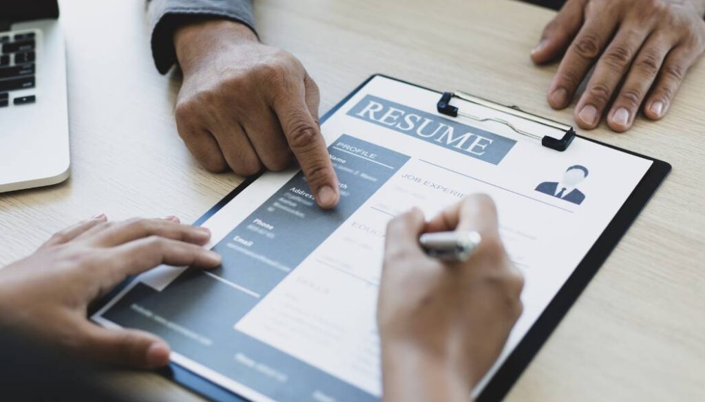 personnes qui regardent un cv