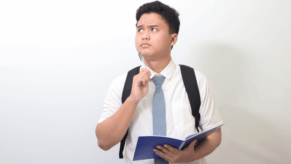 Un jeune étudiant en pleine réflexion sur les différents niveaux BTS