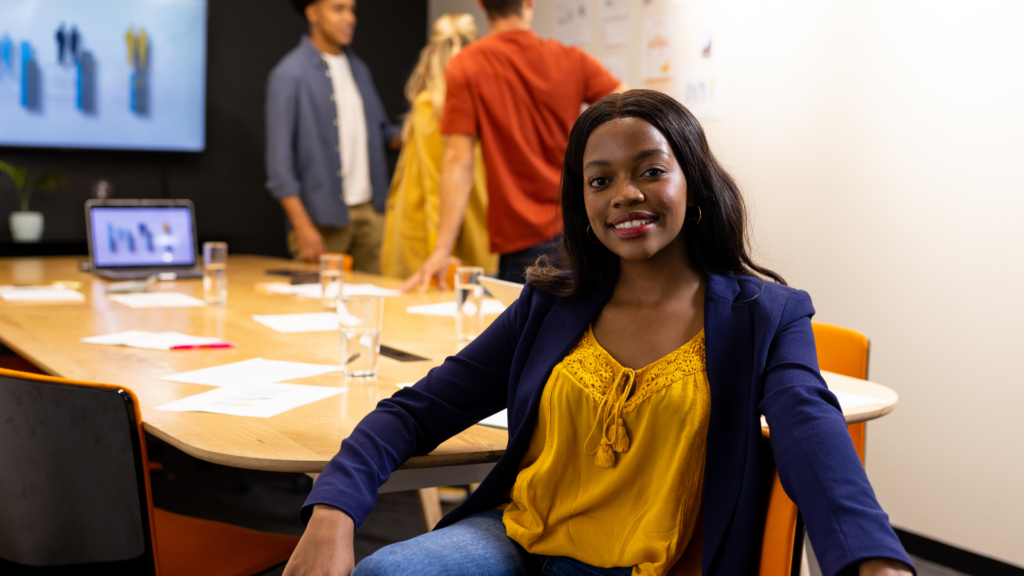 Une jeune alternante en entreprise